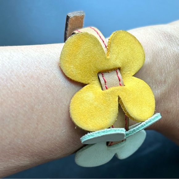 Authentic Cacharel Floral design adjustable leather bracelet - Picture 4 of 7